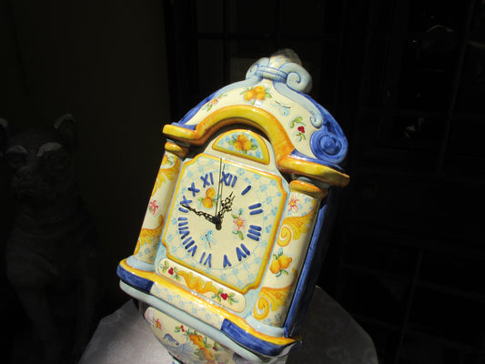 The wall clock: round or square?
