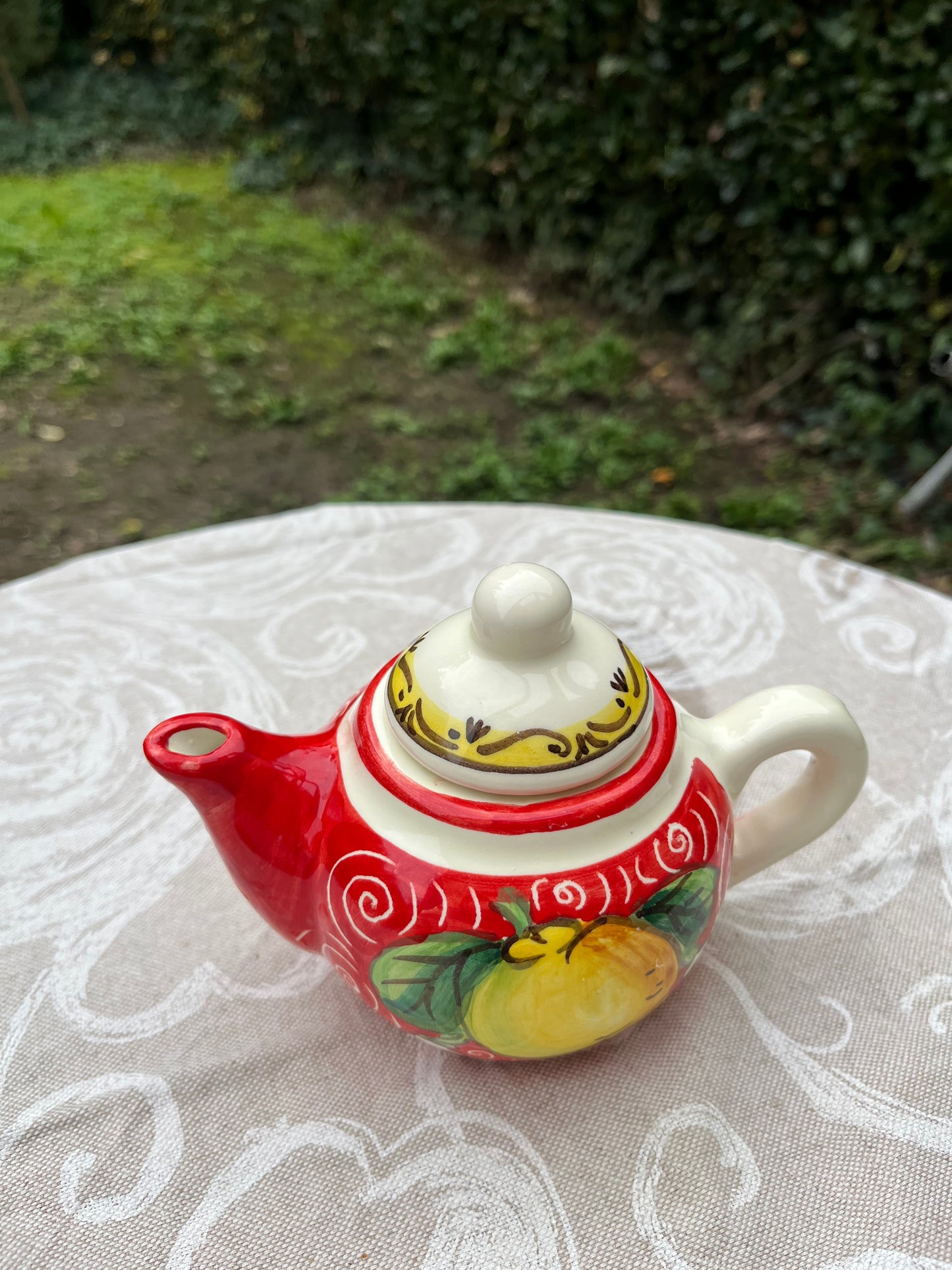 Ceramic tea pot