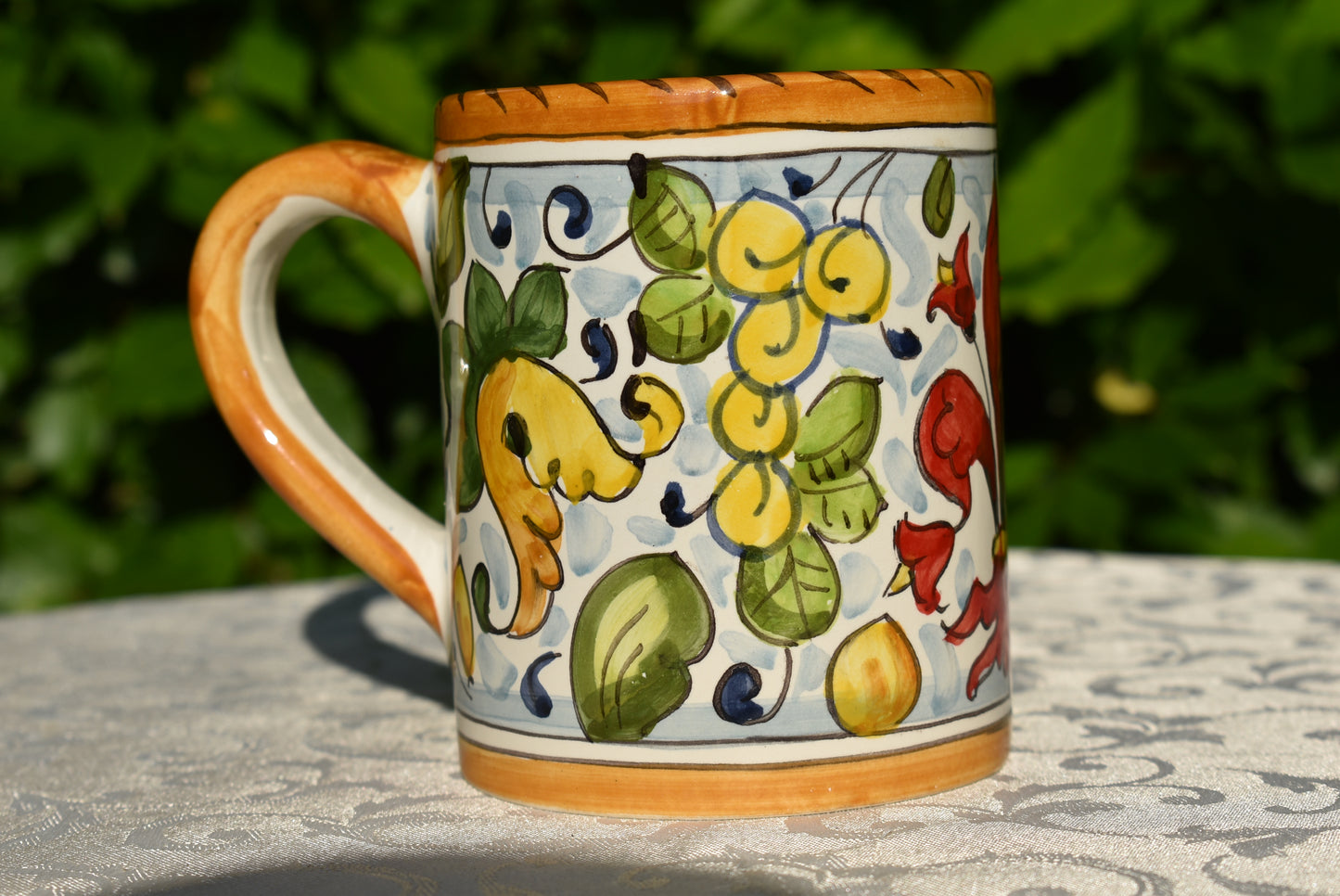 Tazza grande in ceramica fatta a mano