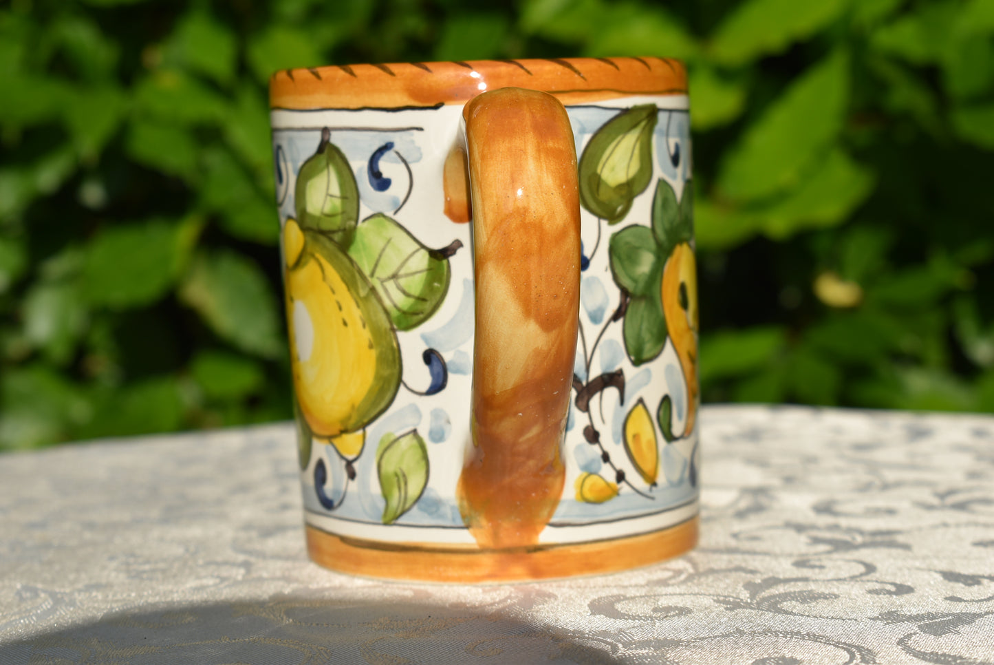Tazza grande in ceramica fatta a mano