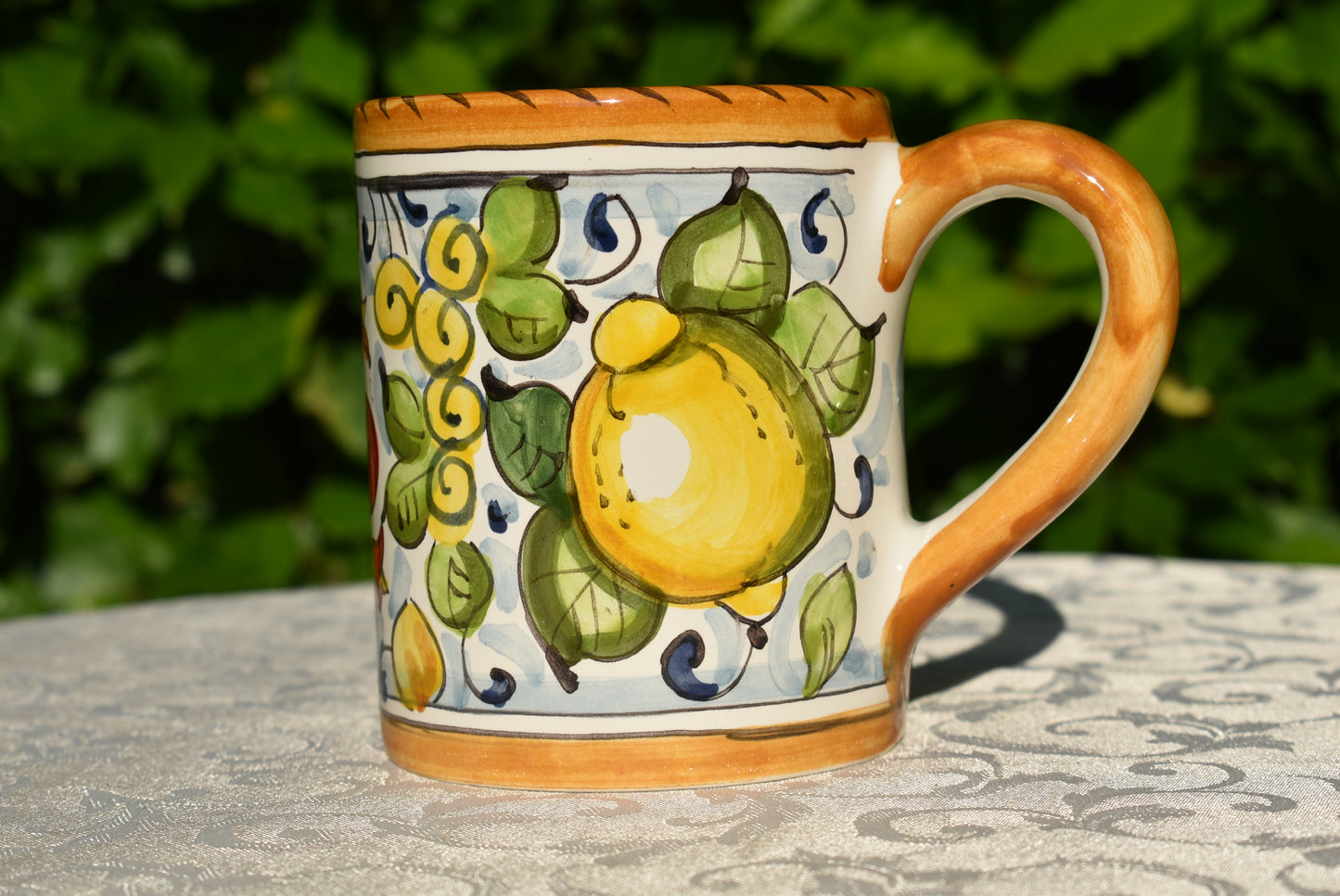 Tazza grande in ceramica fatta a mano