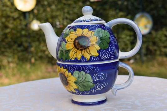 teiera e tazza in ceramica