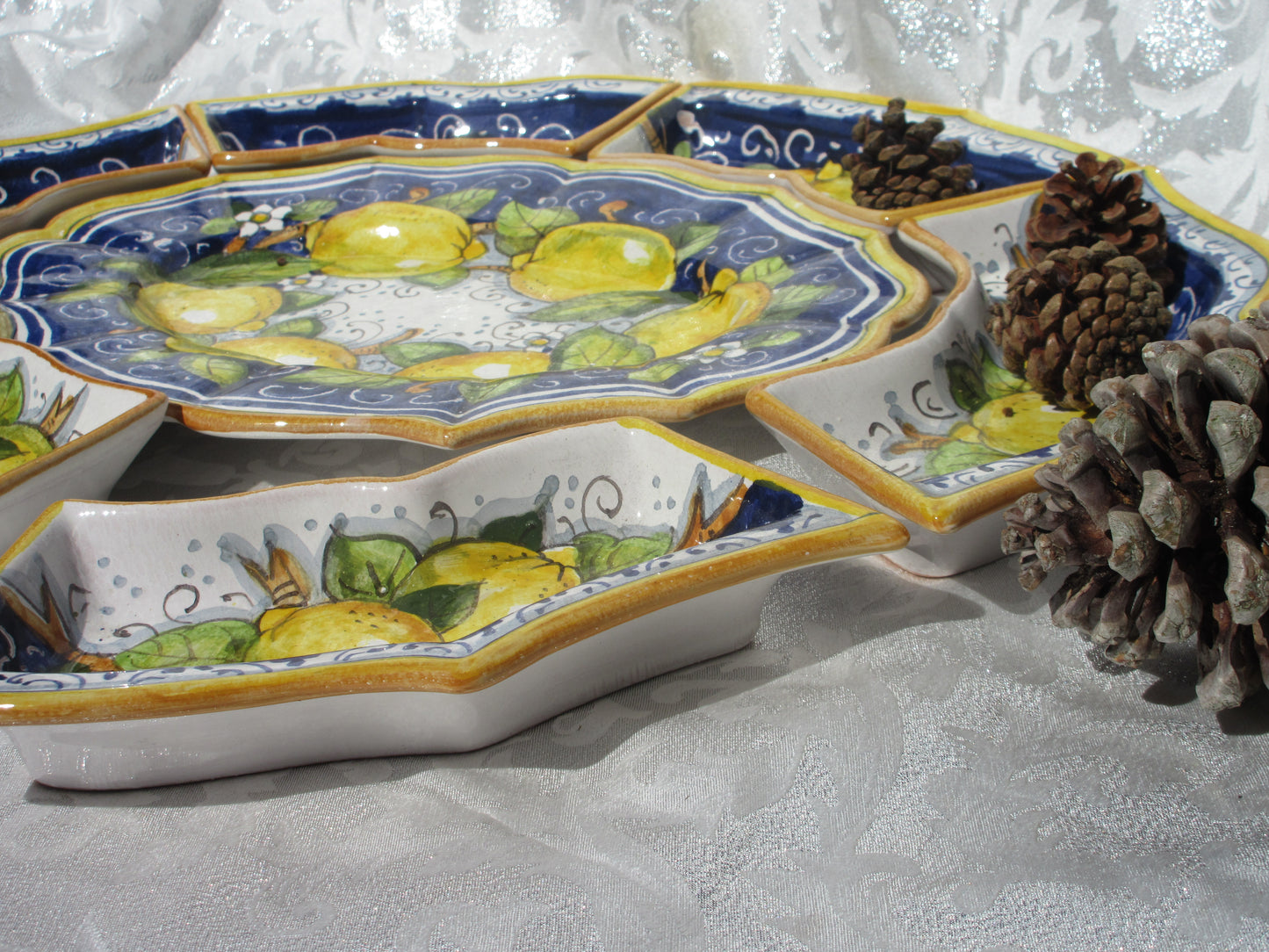set di piatti in ceramica