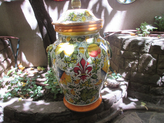 urne in ceramica con coperchio