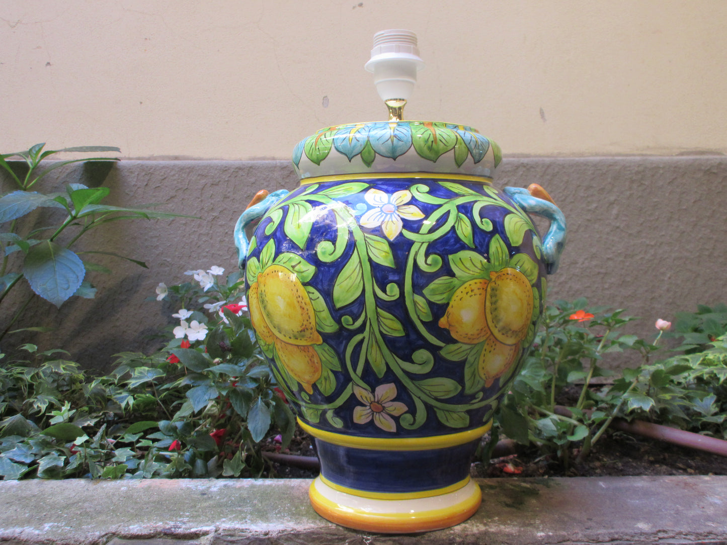 Lampada base toscana con design limoni