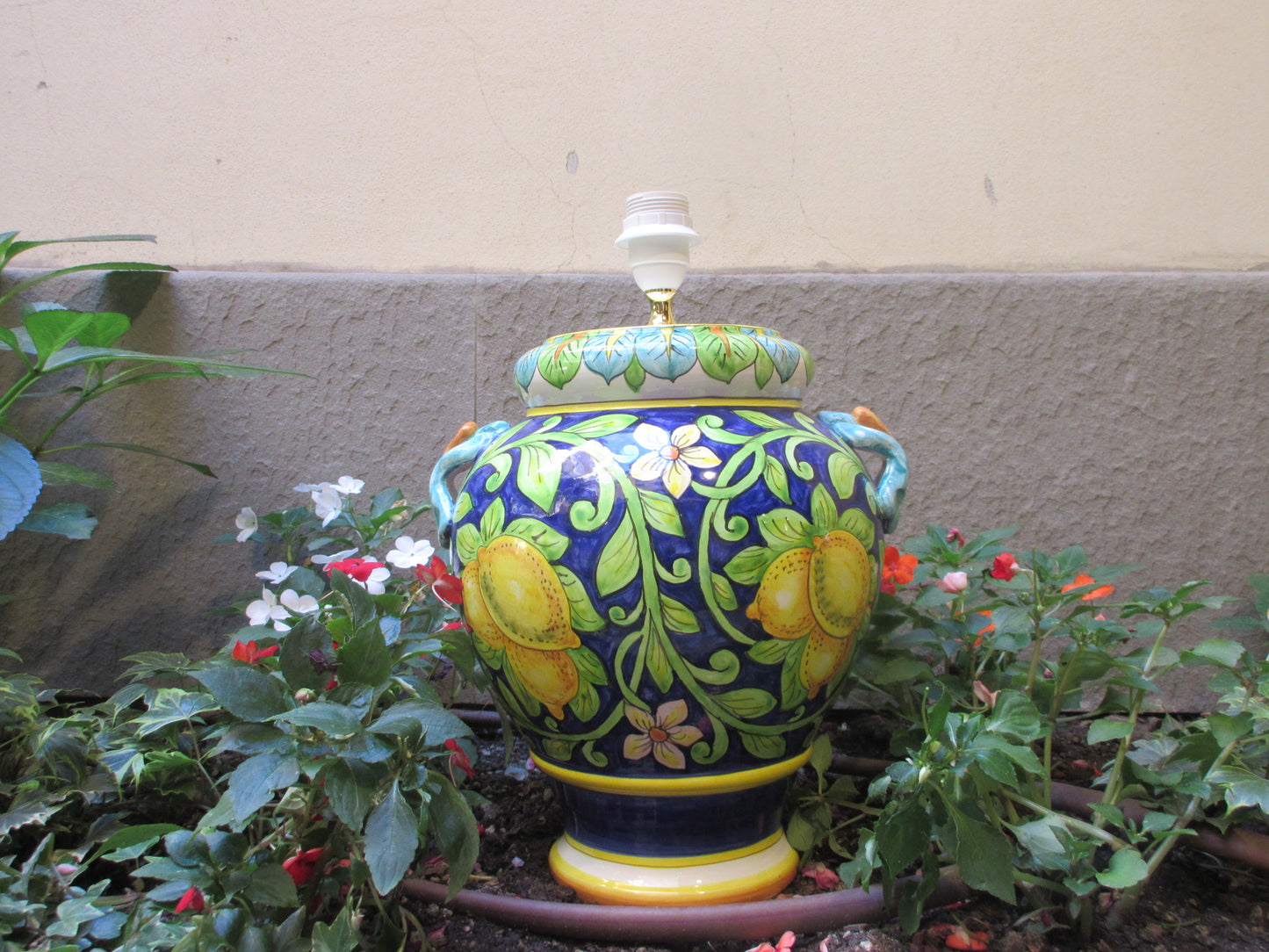 Lampada base toscana con design limoni