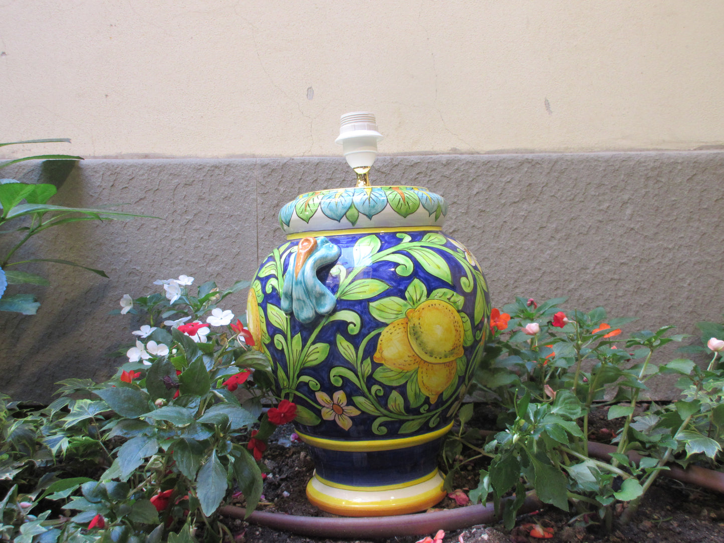Lampada base toscana con design limoni