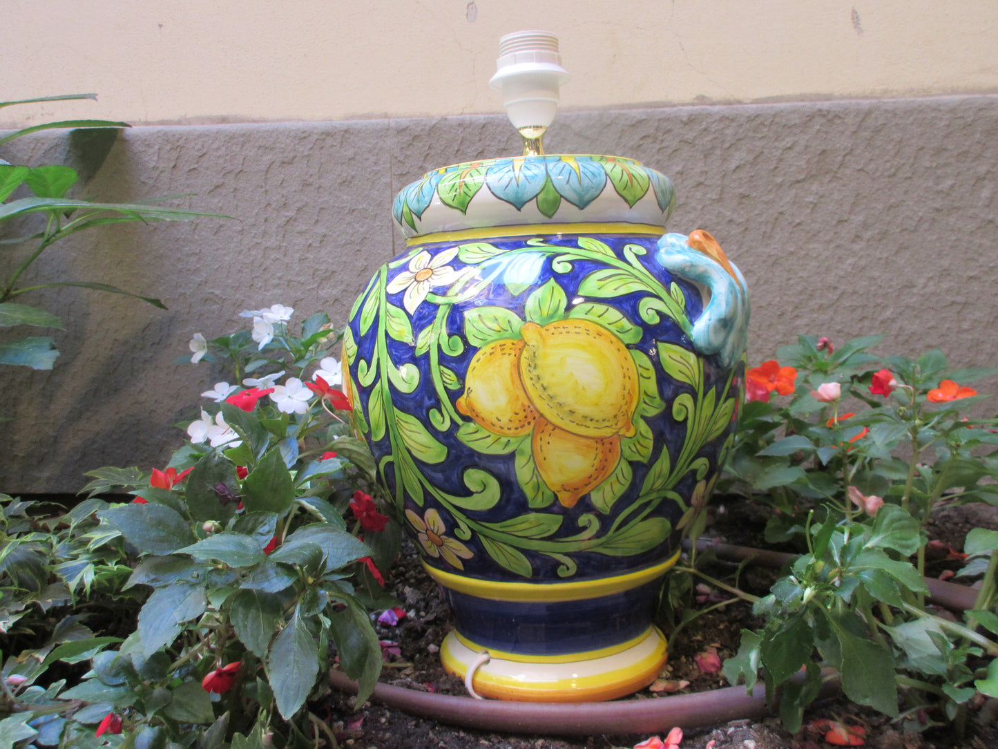 Lampada base toscana con design limoni
