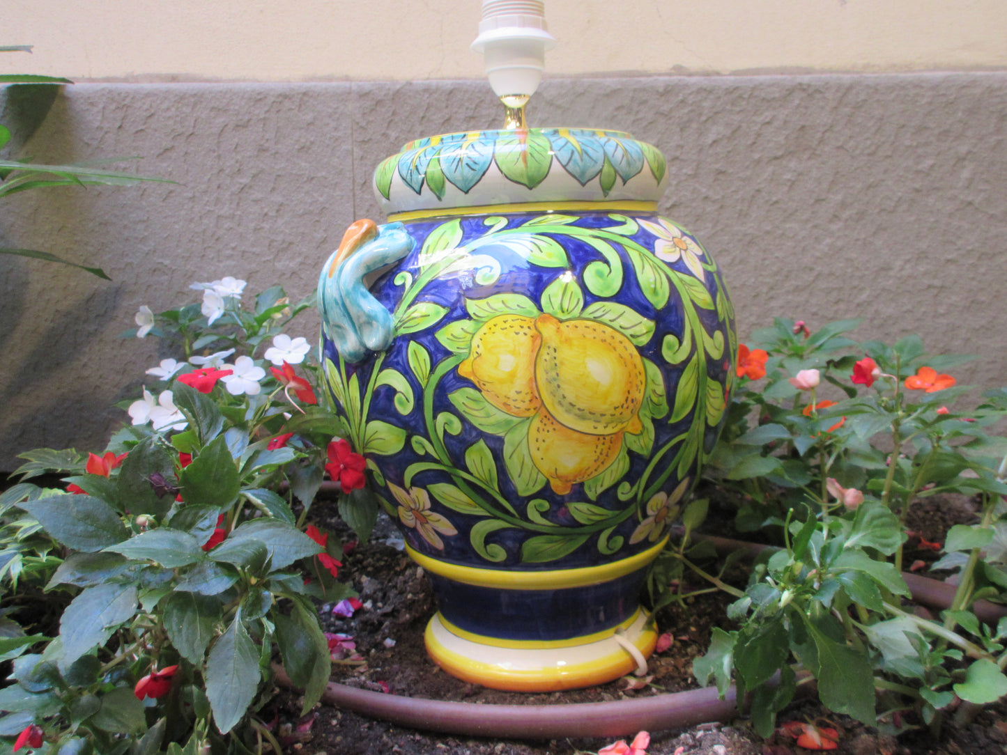 Lampada base toscana con design limoni