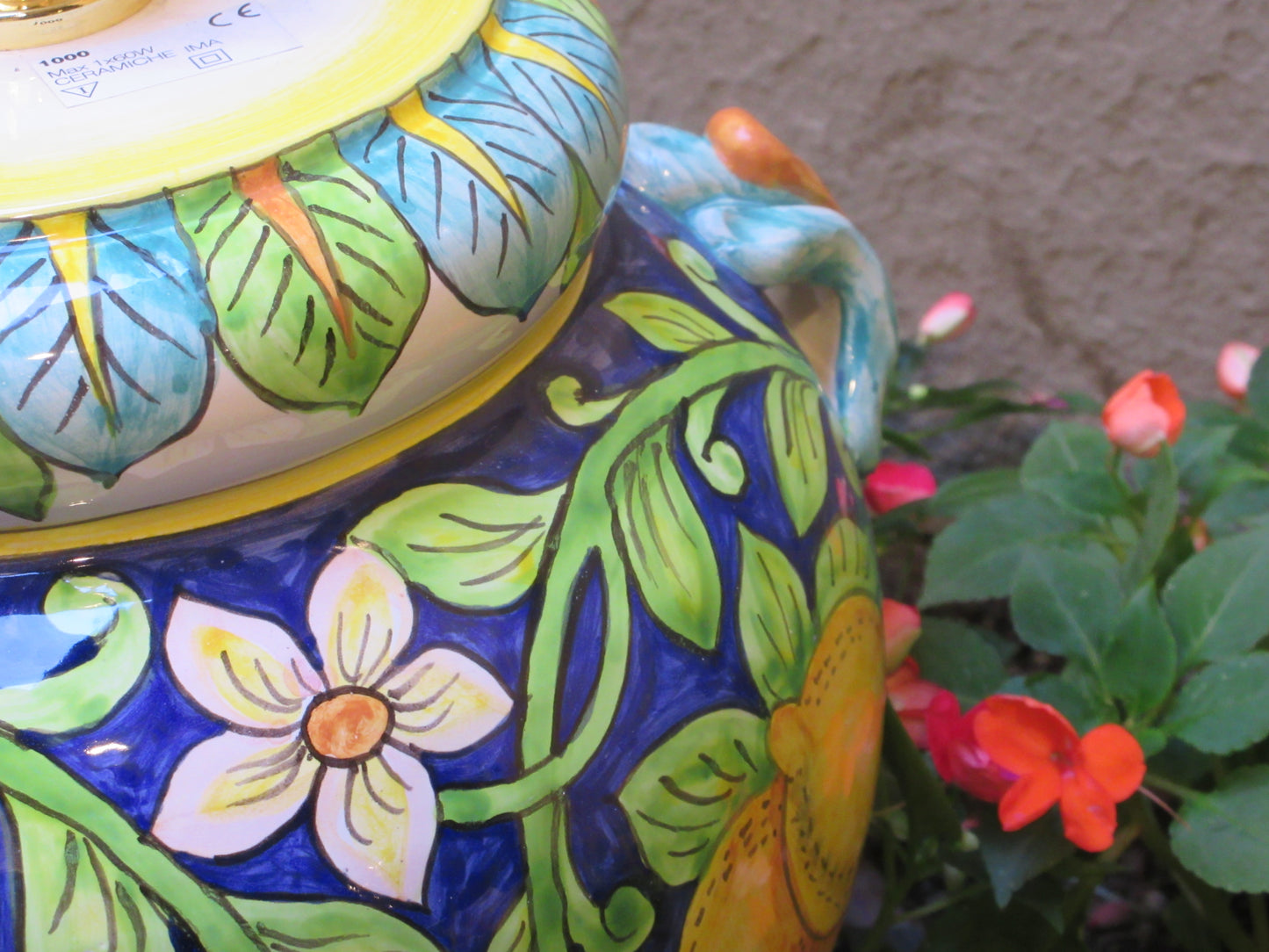 Lampada base toscana con design limoni
