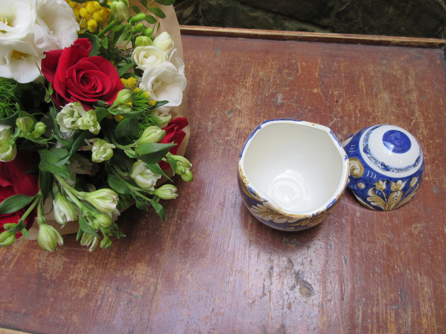 Decorazione in ceramica a forma di uovo