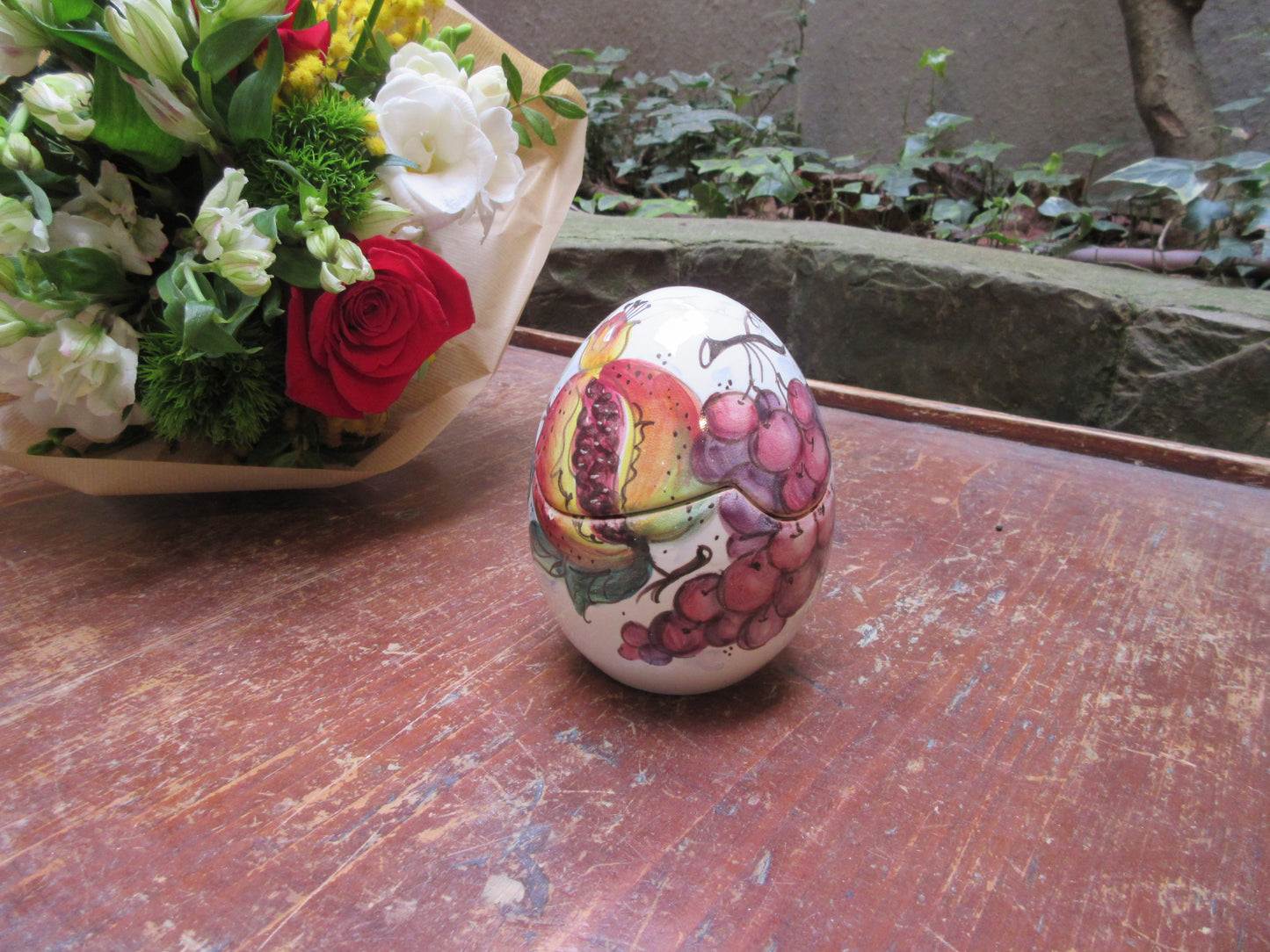 Decorazione in ceramica a forma di uovo