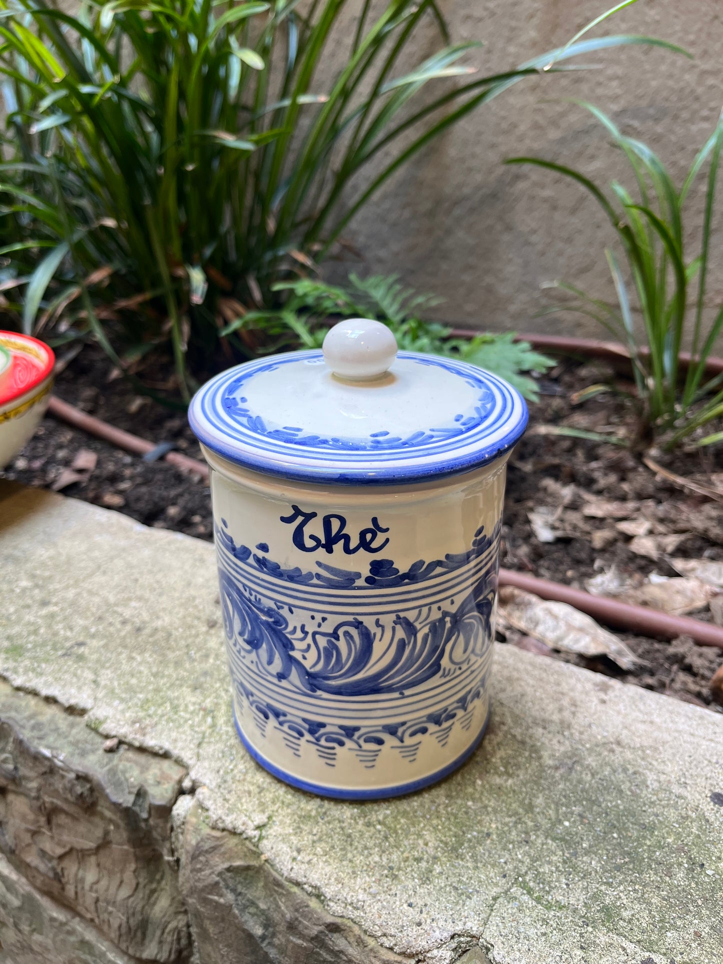 Ceramic tea container