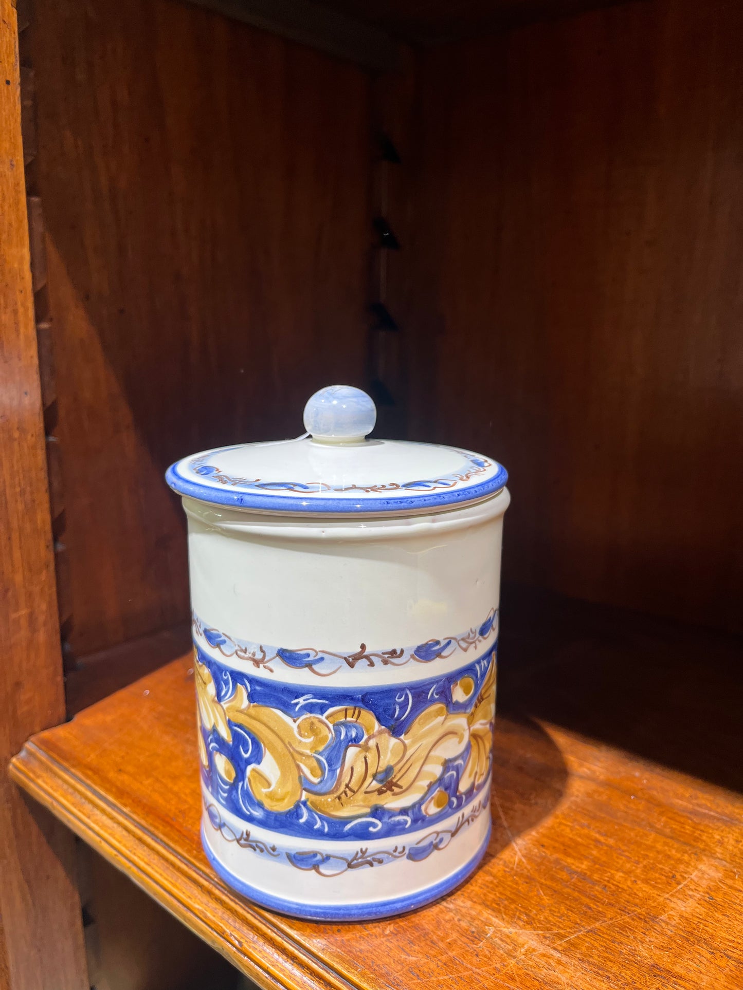 Ceramic tea container