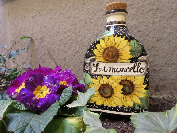 Limoncello bottle of 50 cl decorated with two hand-painted glasses